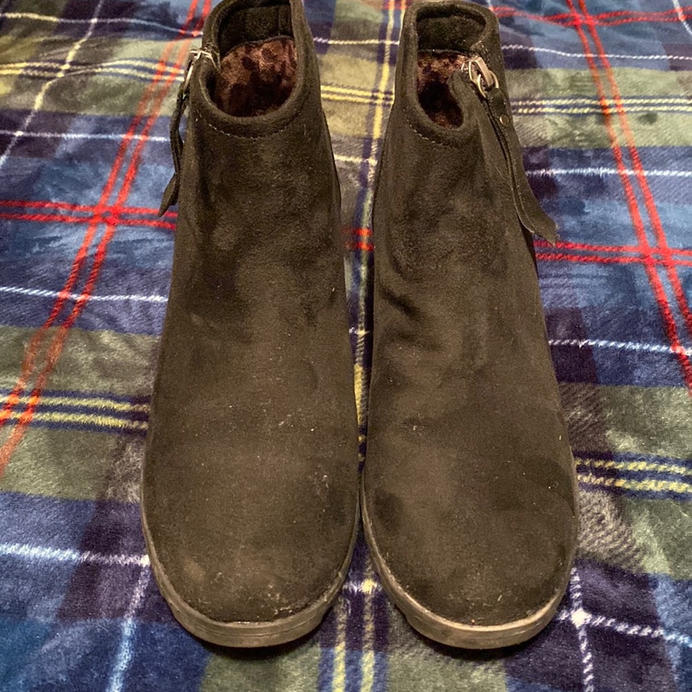 Beautiful bobs from sketchers wedged suede boots.